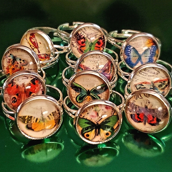 Choice of 11 vintage butterfly 🦋 12mm glass cabachon adjustable rings. - Picture 1 of 5